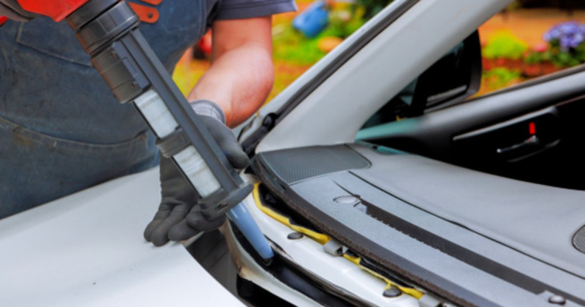 Почему лобовые стекла автомобиля прочно приклеены к кузову