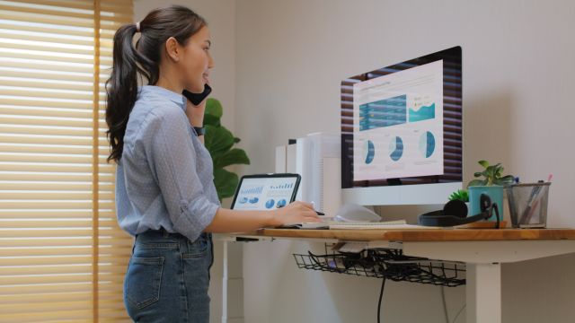 Сидению можно противостоять с помощью стоячего стола.