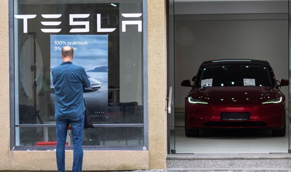 Tesla уступила корону электромобилей BYD после большого падения продаж