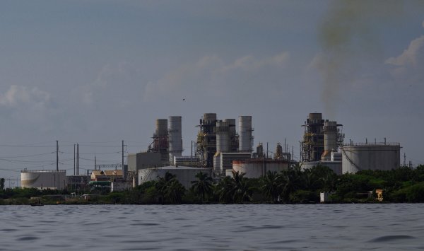 Exxon называет Венесуэлу непригодной для инвестиций, поскольку Трамп настаивает на нефтяном плане