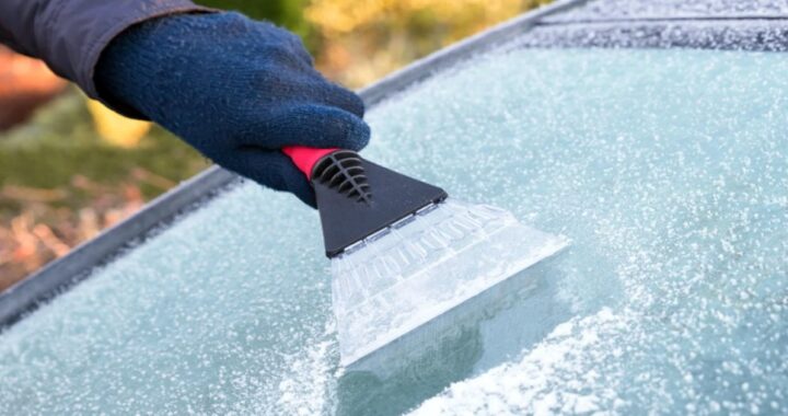 Как безопасно очистить лобовое стекло автомобиля ото льда