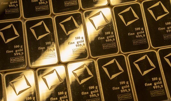 Золото упало после того, как Трамп отменил тарифы на Гренландию