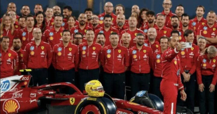 Льюис Хэмилтон переоделся Санта-Клаусом на Ferrari