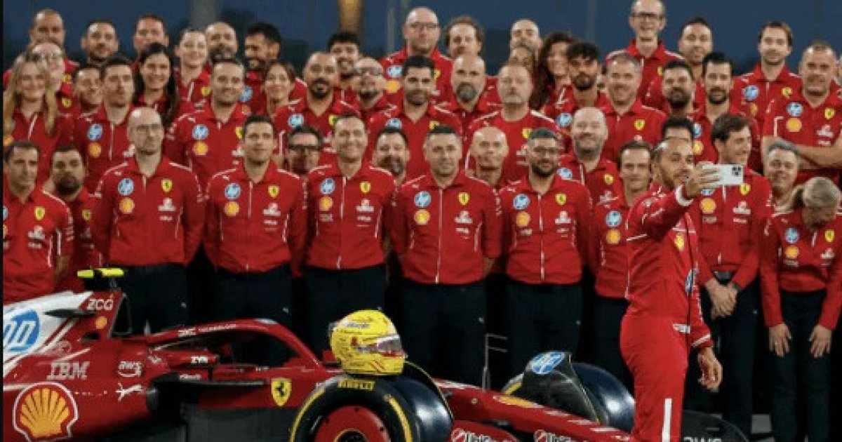 Льюис Хэмилтон переоделся Санта-Клаусом на Ferrari