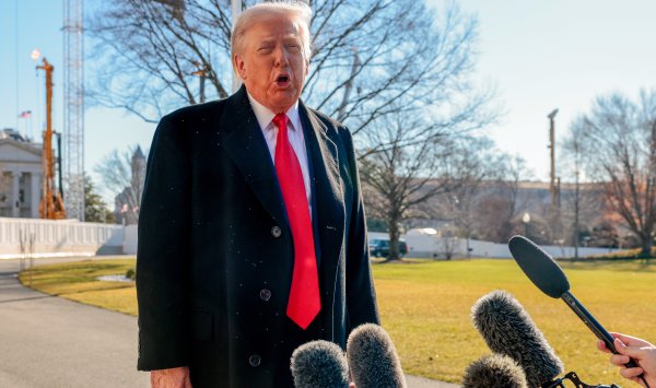 Трамп призвал иранцев продолжать протестовать, несмотря на репрессии