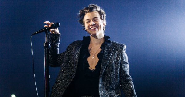 К счастью для фанатов – Гарри Стайлс вернулся после трехлетнего отсутствия на сцене.