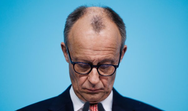 Мерц пытался допросить Макрона в ответ на тарифную угрозу Трампа