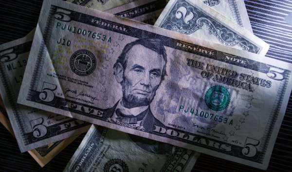 Доллар достиг нового максимума в мировых транзакциях, евро падает