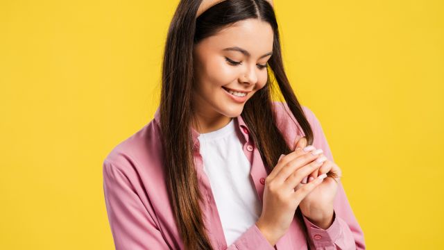 Избегание девочкой социальных сигналов указывает на тревогу.