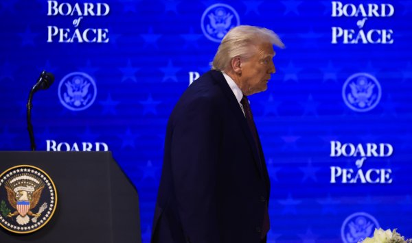 В Давосе мир балансирует против хулигана