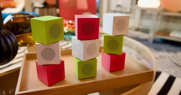 Bluetooth-колонки еще никогда не выглядели так мило: IKEA представила необычные колонки Kallsup в форме цветных кубиков