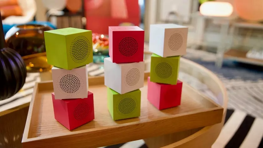 Bluetooth-колонки еще никогда не выглядели так мило: IKEA представила необычные колонки Kallsup в форме цветных кубиков