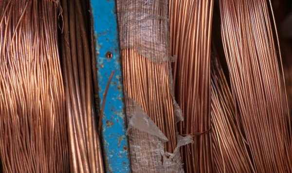 Медь падает, поскольку эйфория в Китае угасает в конце бурной недели