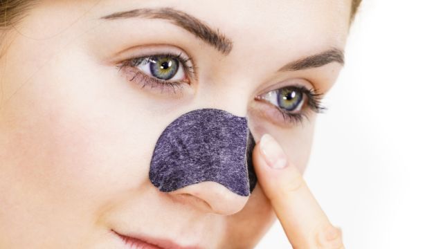 Как бороться с черными точками на лице?