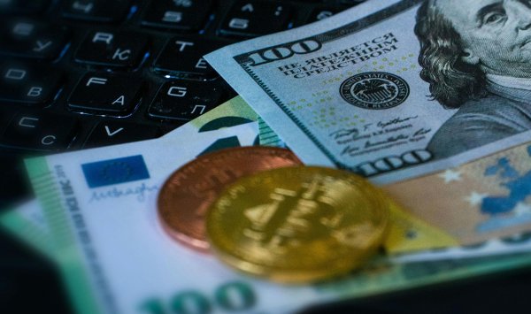 Пара EUR-USD собирает энергию для сильного прорыва после длительной консолидации.