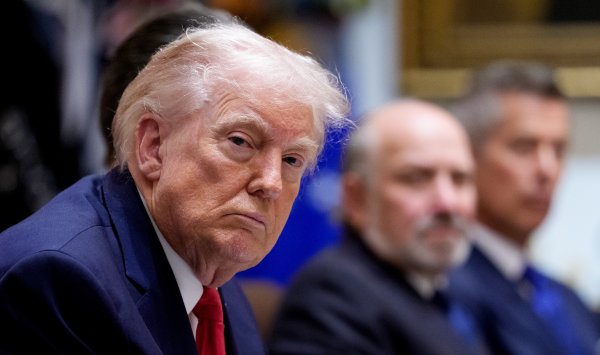 Трамп подает в суд на IRS и Министерство финансов на 10 миллиардов долларов.