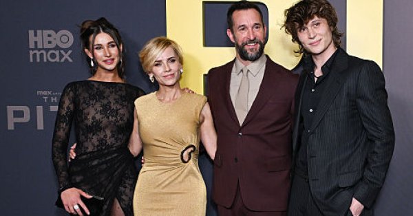 Ной Уайли редко появился на красной дорожке с женой и двумя детьми.