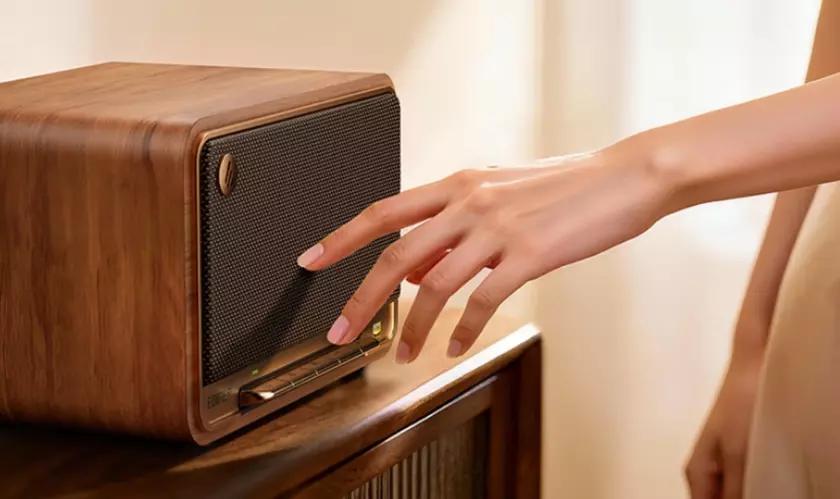 Edifier выпустила обновленную ретро-колонку M330 II в деревянном корпусе — теперь с мощностью до 120 Вт и поддержкой AirPlay 2 и LDAC