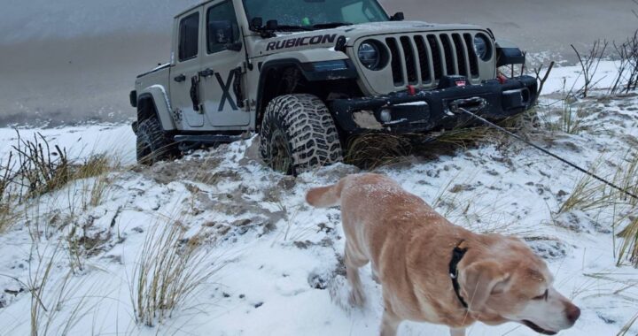 Бездорожье не для всех – водитель закопал свой джип на пляже