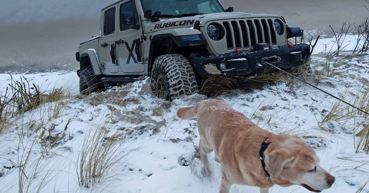 Бездорожье не для всех – водитель закопал свой джип на пляже