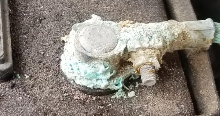 Не используйте пищевую соду для удаления коррозии с клемм аккумулятора.