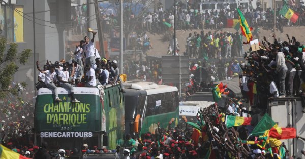 Сенегальские болельщики собирают деньги для тренера чемпионов Африки