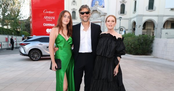 Мировые новости - Джулианна Мур и ее 23-летняя дочь Лив проводят новогодние каникулы в образе супермоделей в купальниках