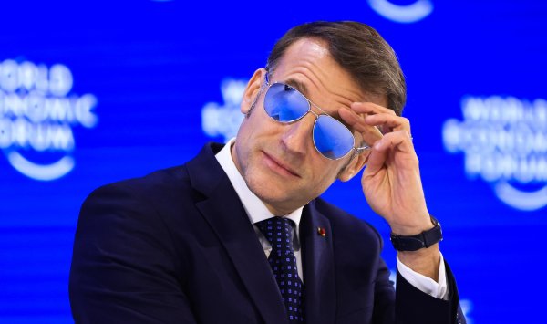 Очки Макрона в Давосе разбили сайт производителя