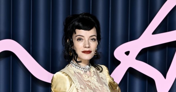 Лили Аллен продемонстрировала свое потрясающее тело в купальнике с вырезом