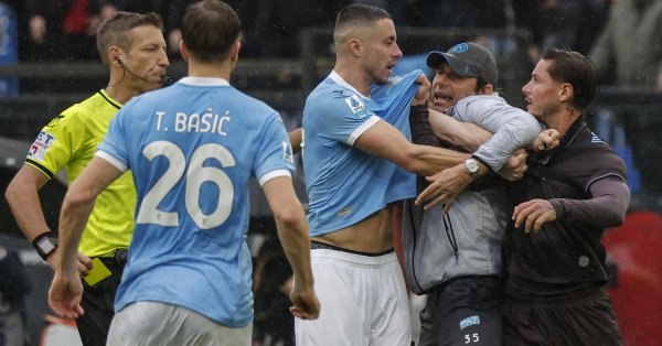 «Наполи» обыграл «Лацио» со счетом 2:0 и получил 3 красные карточки.