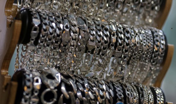 Розничные инвесторы покупают серебро, поскольку ралли набирает обороты