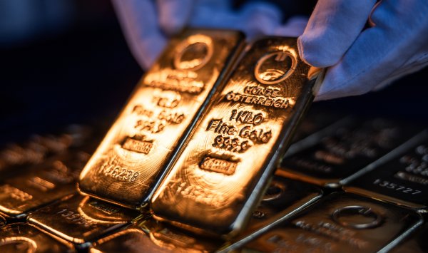 Золото приближается к $5000, серебро и платина также гонятся за новыми рекордами