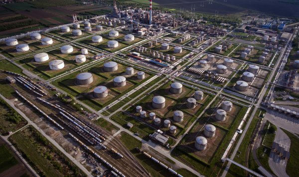 Венгерская MOL купит долю «Газпрома» в попавшем под санкции сербском НПЗ