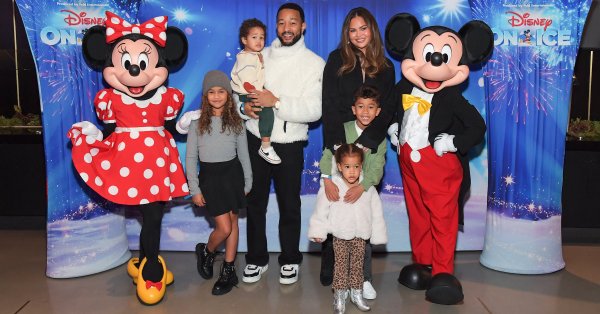 Семейная история: Джон Ледженд в 47 лет, его любимая жена и четверо детей.