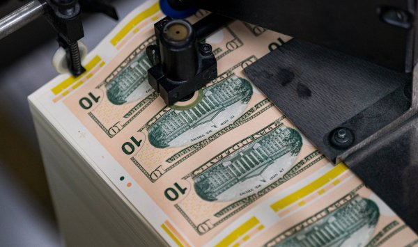 Доллар показал худший год с 2017 года, ожидается снижение ставок