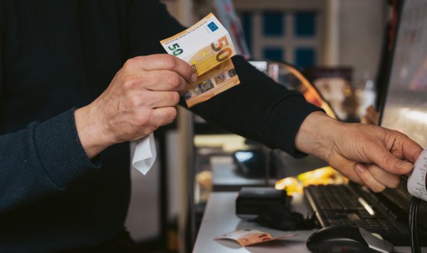 Евро: после денежного бума розничный сектор «платит более высокий налог на неопределенность»