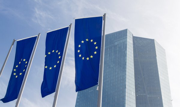 ЕЦБ сохраняет курс, поскольку прогнозы о повышении процентных ставок исчезают