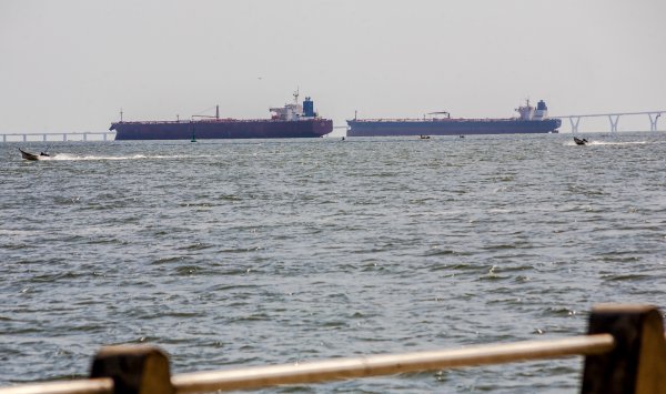 Нефть в танкерах, попавших под санкции, смягчит шок поставок в Китай