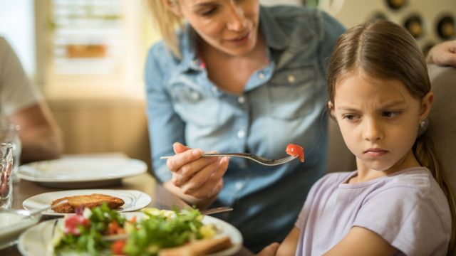 Почему дети часто отказываются от новой еды?
