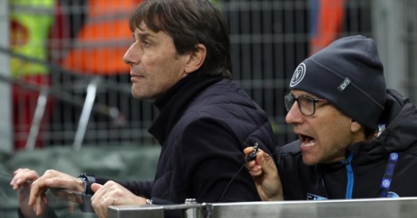 Наполи серьёзно прервал его, Конте схватился за голову