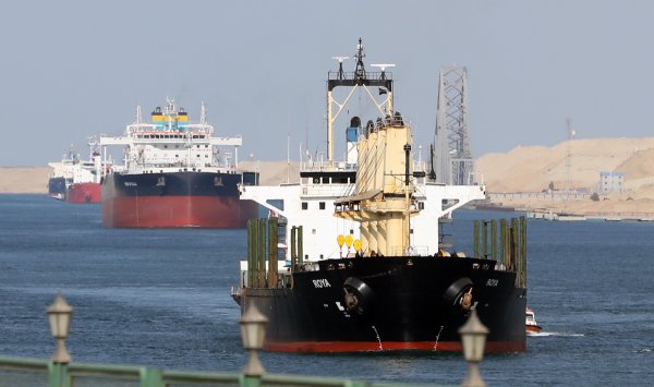 Все больше и больше контейнеровозов снова пересекают Красное море