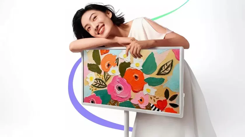 Представлен 27-дюймовый умный дисплей Hisense X7 Pro на высокой подставке, с колесной платформой и автономностью до 14 часов.