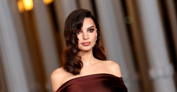 Эмили Ратаковски накалила страсти сексуальной фотосессией в нижнем белье ко Дню святого Валентина