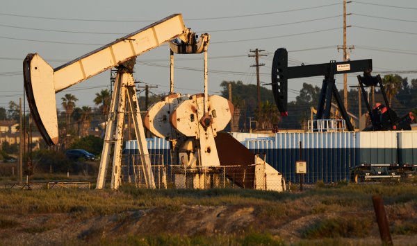 Нефть стабилизируется на фоне кризиса в Гренландии и опасений переизбытка предложения