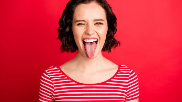 Язык и поза, ее влияние достигает пальцев ног.