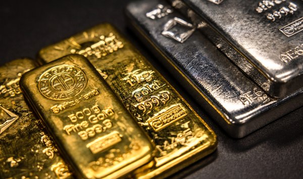 Снижение золота ускоряется, поскольку трейдеры закрывают чрезмерно растянутые позиции