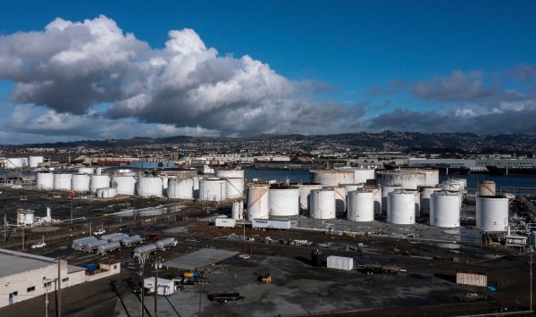 Нефть дорожает, поскольку трейдеры оценивают напряженность в отношениях с Ираном