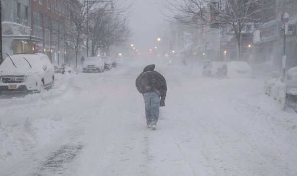Шторм оставил без электричества более 500 000 домов и отменил более 10 000 рейсов в США