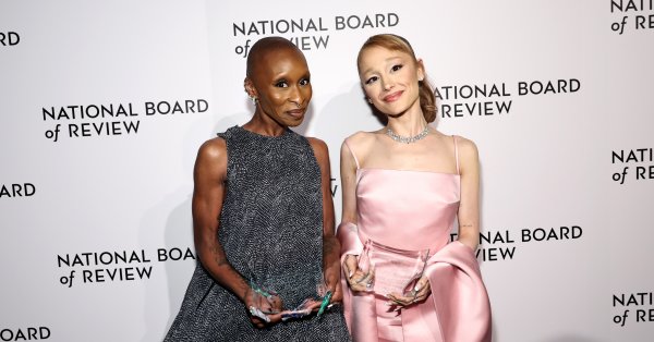 Актрисы Синтия Эриво и Ариана Гранде были объявлены лесбиянками