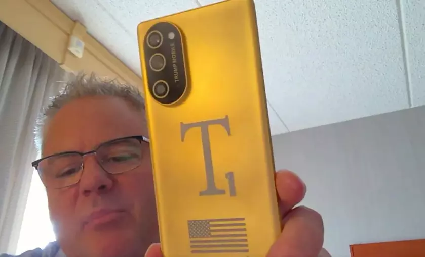 Кривые камеры, устаревший процессор, но золотой — раскрыты новые подробности Trump Phone